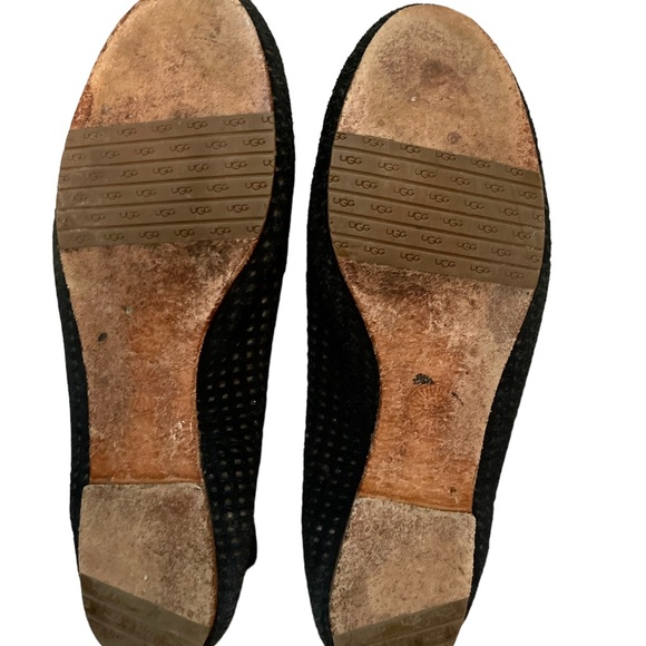 Womens Black UGG flats. Warm & cozy. - Picture 4 of 4